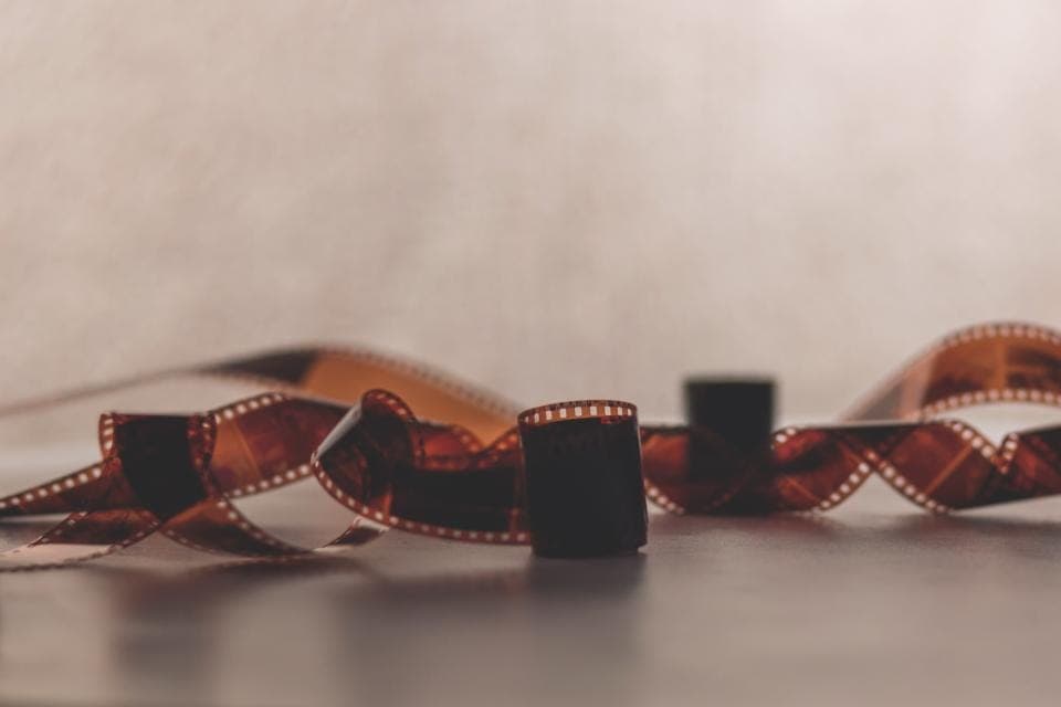 책상 위에 말려 있는 35mm 필름 한 롤